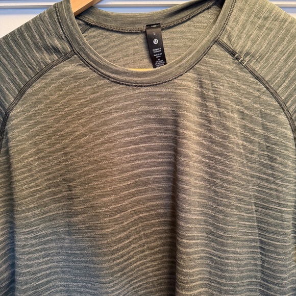 Lululemon Metal vent Mens t-shirt - Picture 2 of 3